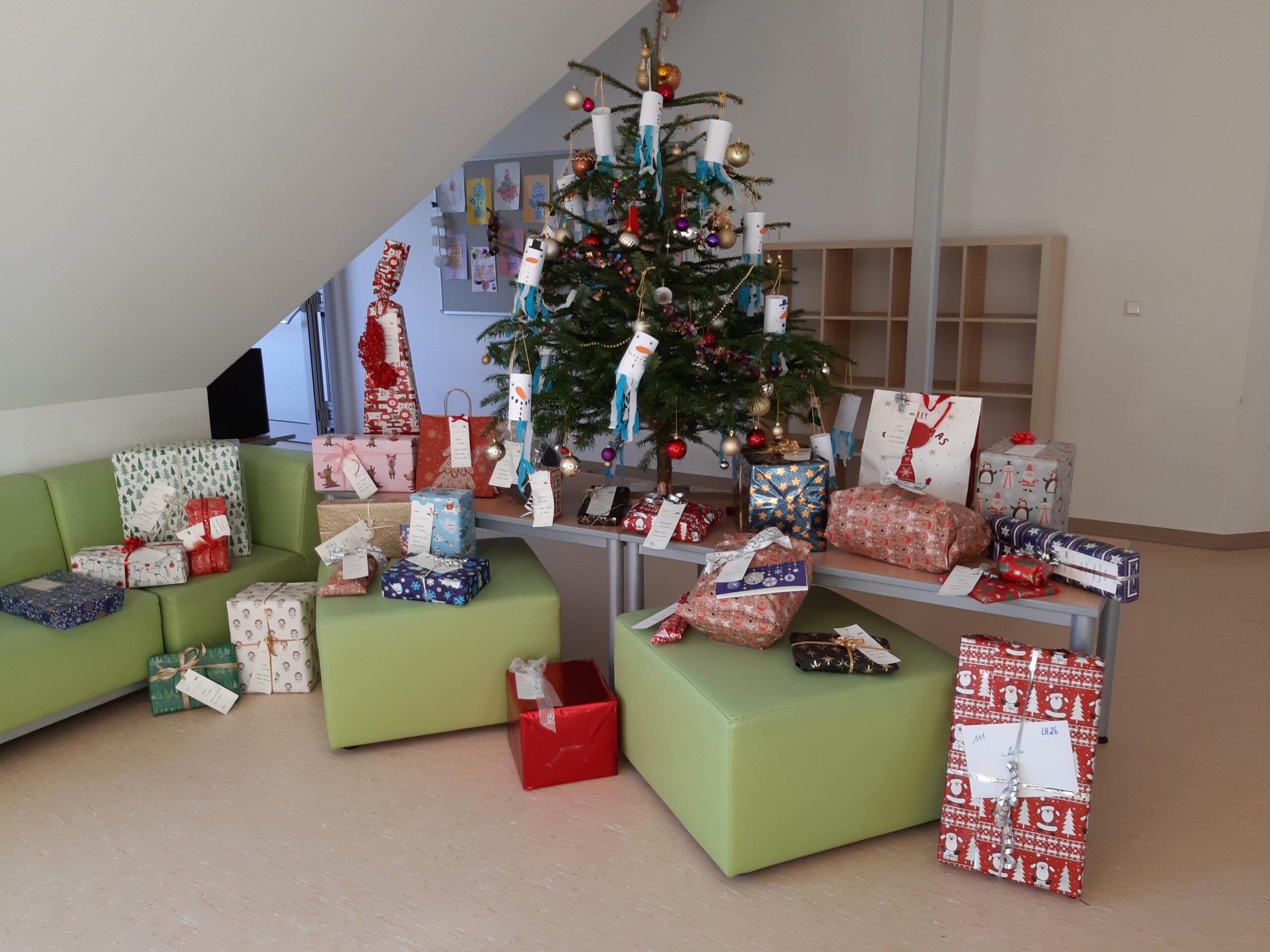 Christbaum mit Packerl